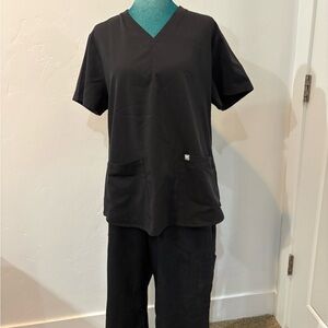 Fabletics Black scrub set (top with V-neck and pockets + straight-leg pants